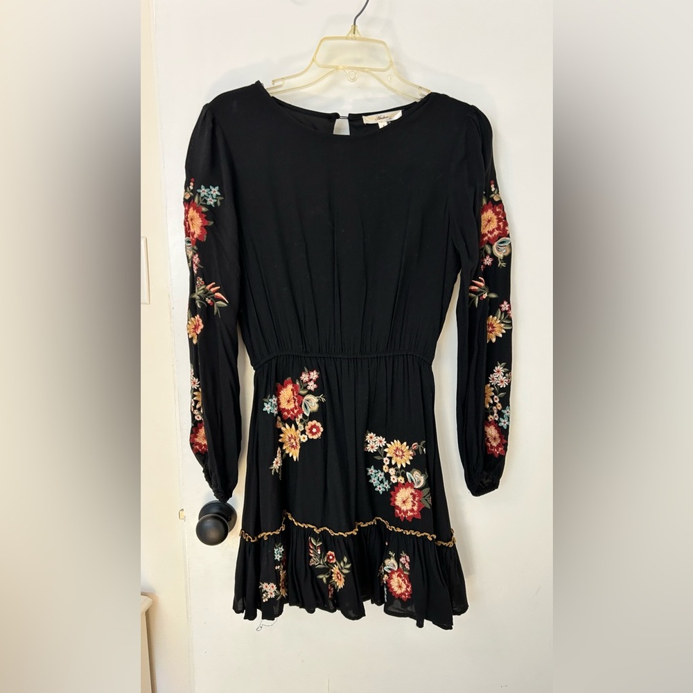 ANDREE BY UNIT Black Dress with Floral Embroidery